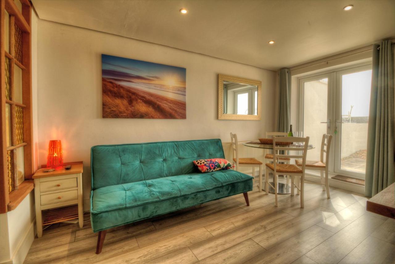 Pass The Keys Shore To Please - Sea Views And Beach Front Modern 1Bed Apt With Sofabed Portsmouth Eksteriør billede