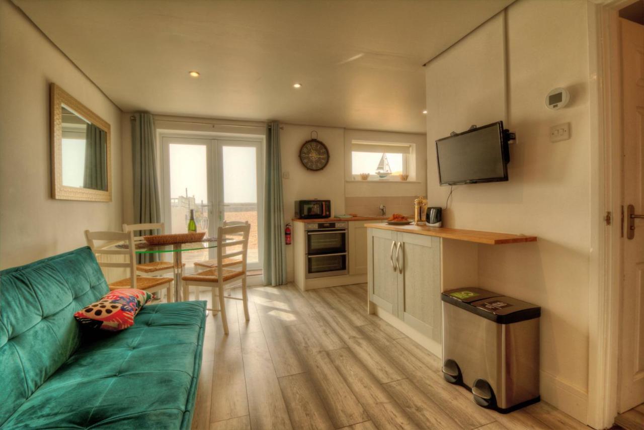 Pass The Keys Shore To Please - Sea Views And Beach Front Modern 1Bed Apt With Sofabed Portsmouth Eksteriør billede