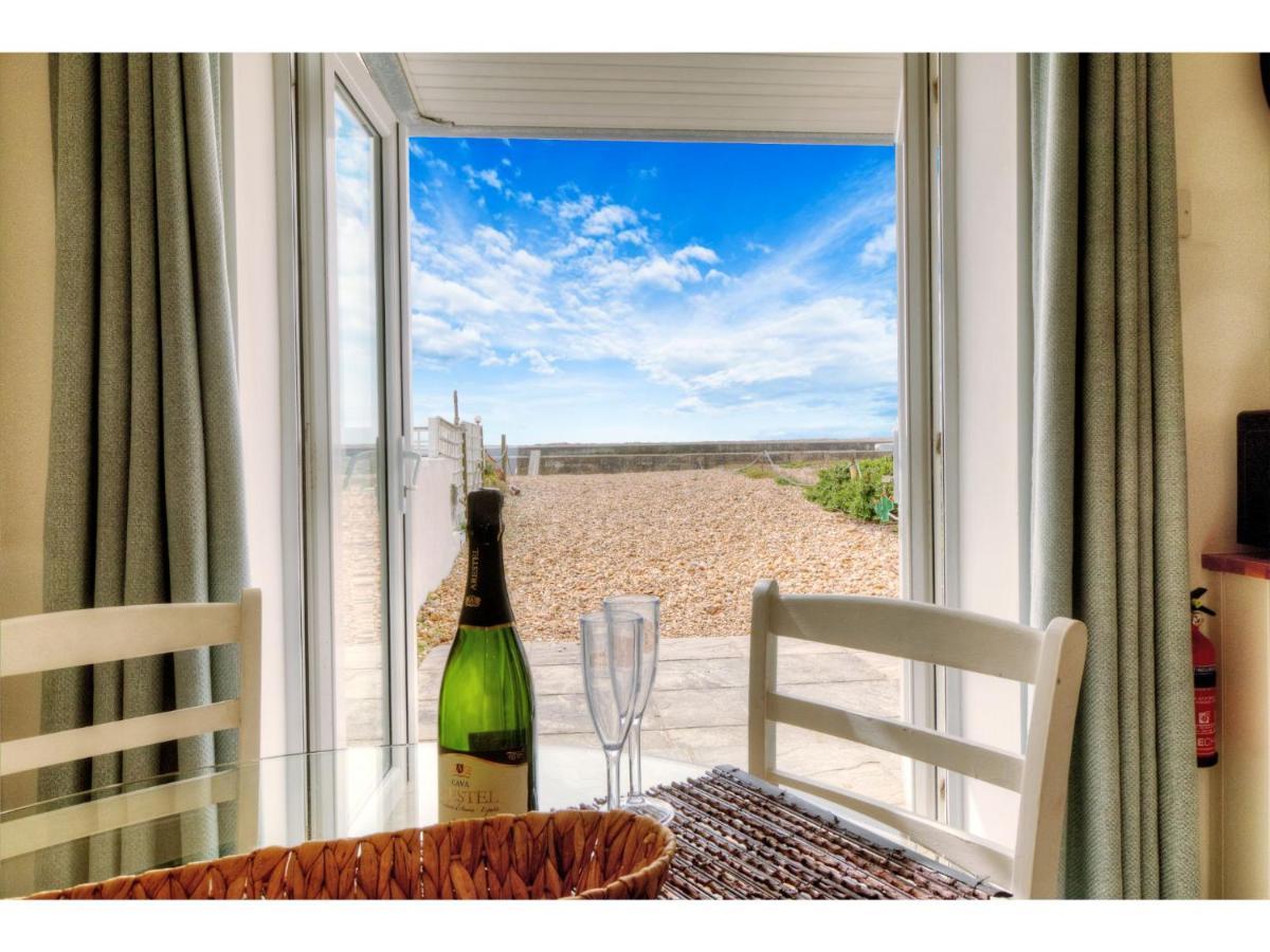 Pass The Keys Shore To Please - Sea Views And Beach Front Modern 1Bed Apt With Sofabed Portsmouth Eksteriør billede