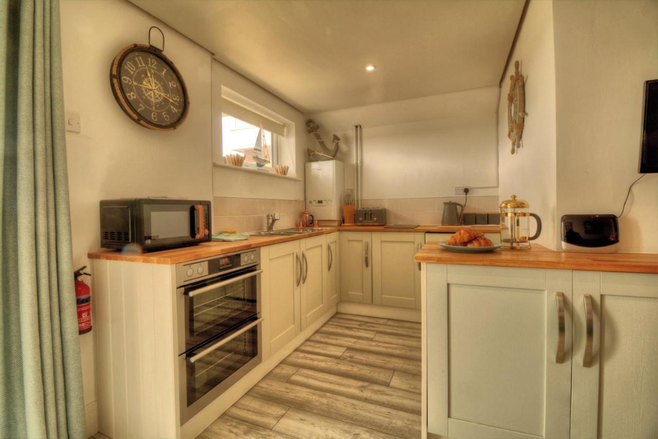 Pass The Keys Shore To Please - Sea Views And Beach Front Modern 1Bed Apt With Sofabed Portsmouth Eksteriør billede
